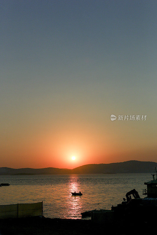 日落时分，土耳其gulluk bodrum mugla的渔民在船上